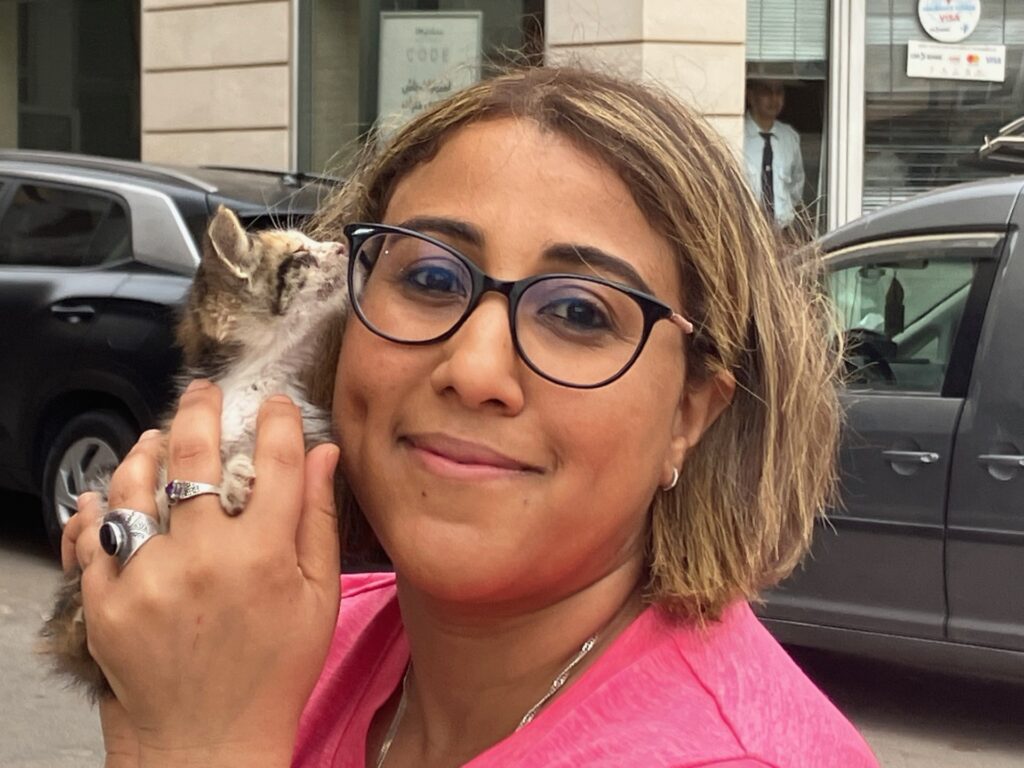 Samantha met een van de vele gevonden zieke kittens.